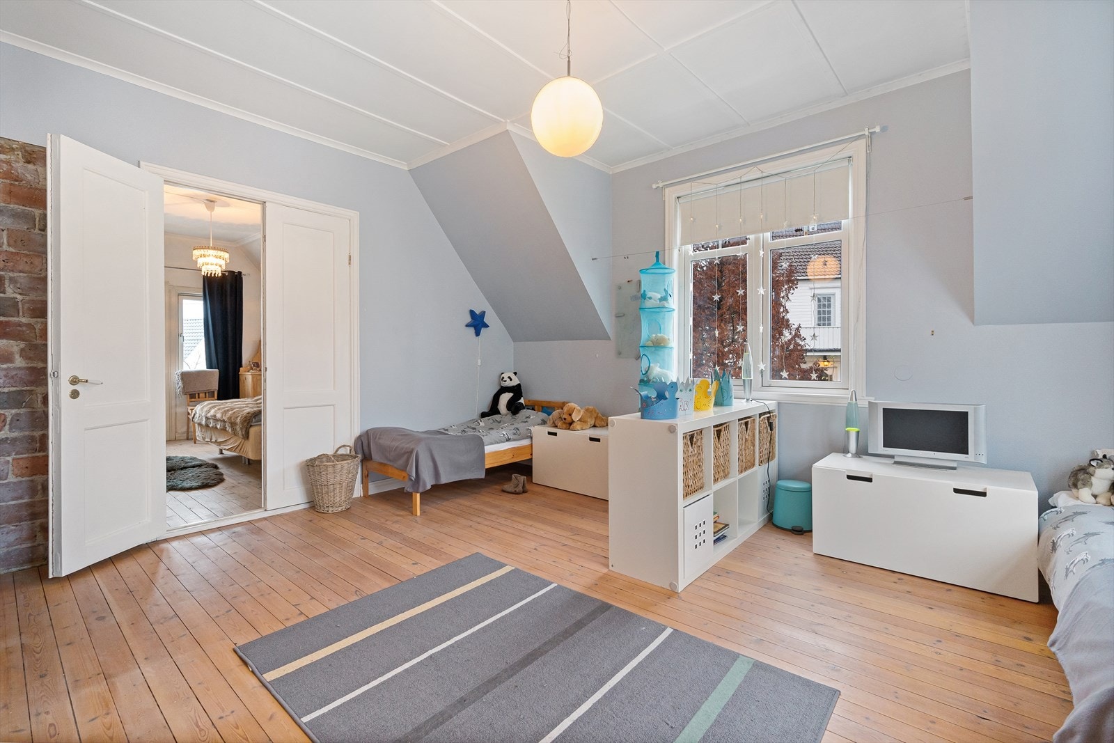 Stor barnerom som kombineres med tv-stue Galleribilde