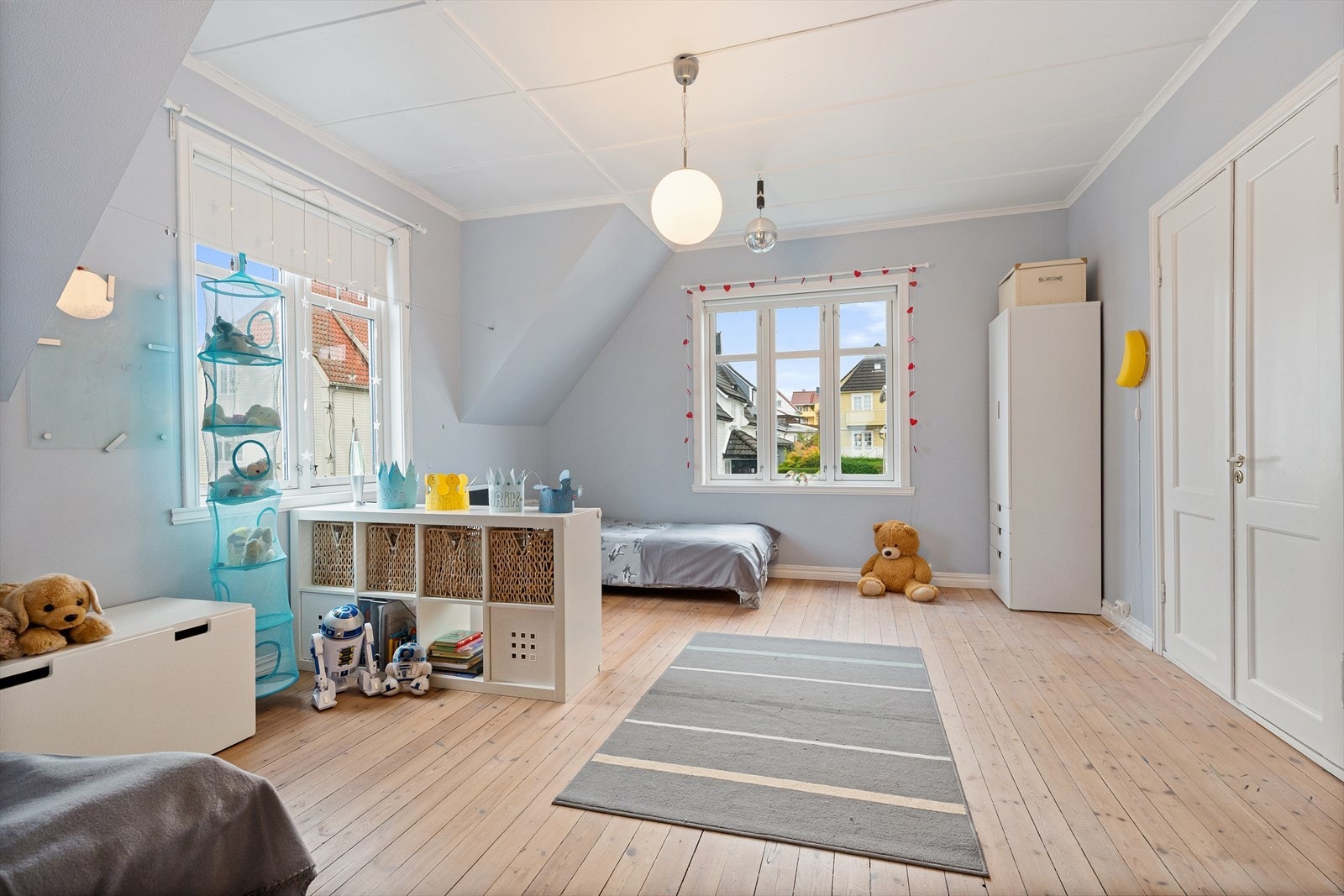 Store vindusflater mot sør og vest Galleribilde