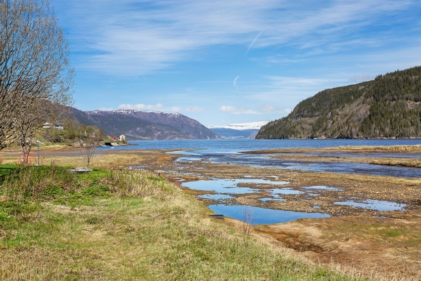 Knappe 150 meter ned til fjæra og flotte turområder Galleribilde