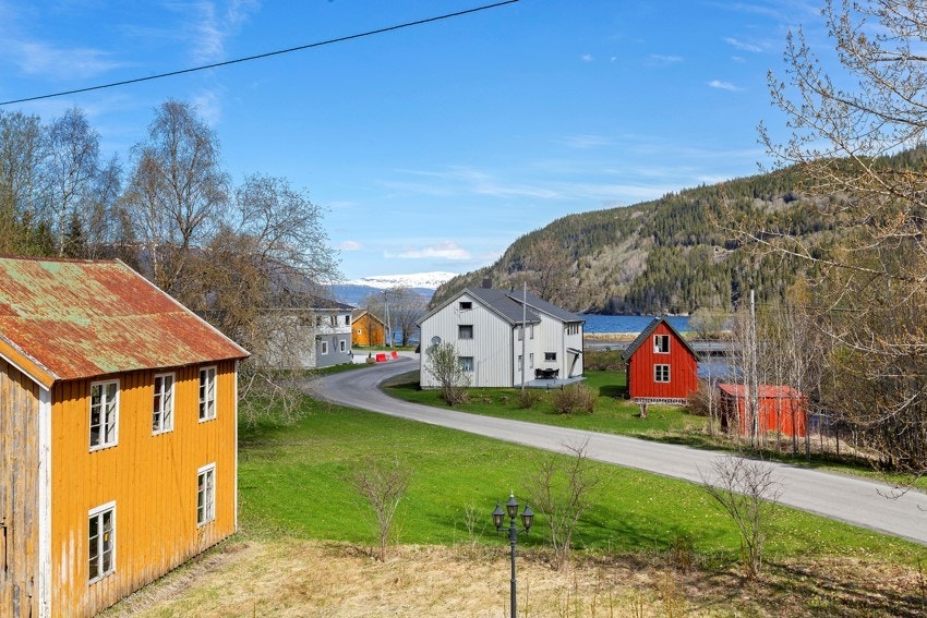 Fra eiendommen skimter en vakre Eldsfjorden Galleribilde