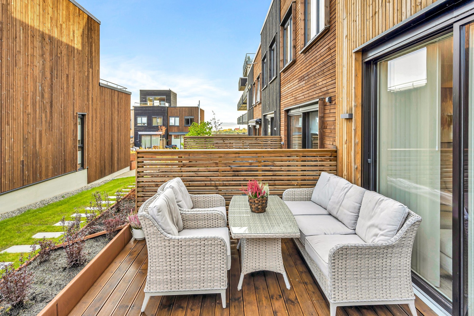 Fra stuen er det utgang til terrasse på 12 kvm. Her nyter man solen frem til ca. 21:30 på sommerstid. Galleribilde