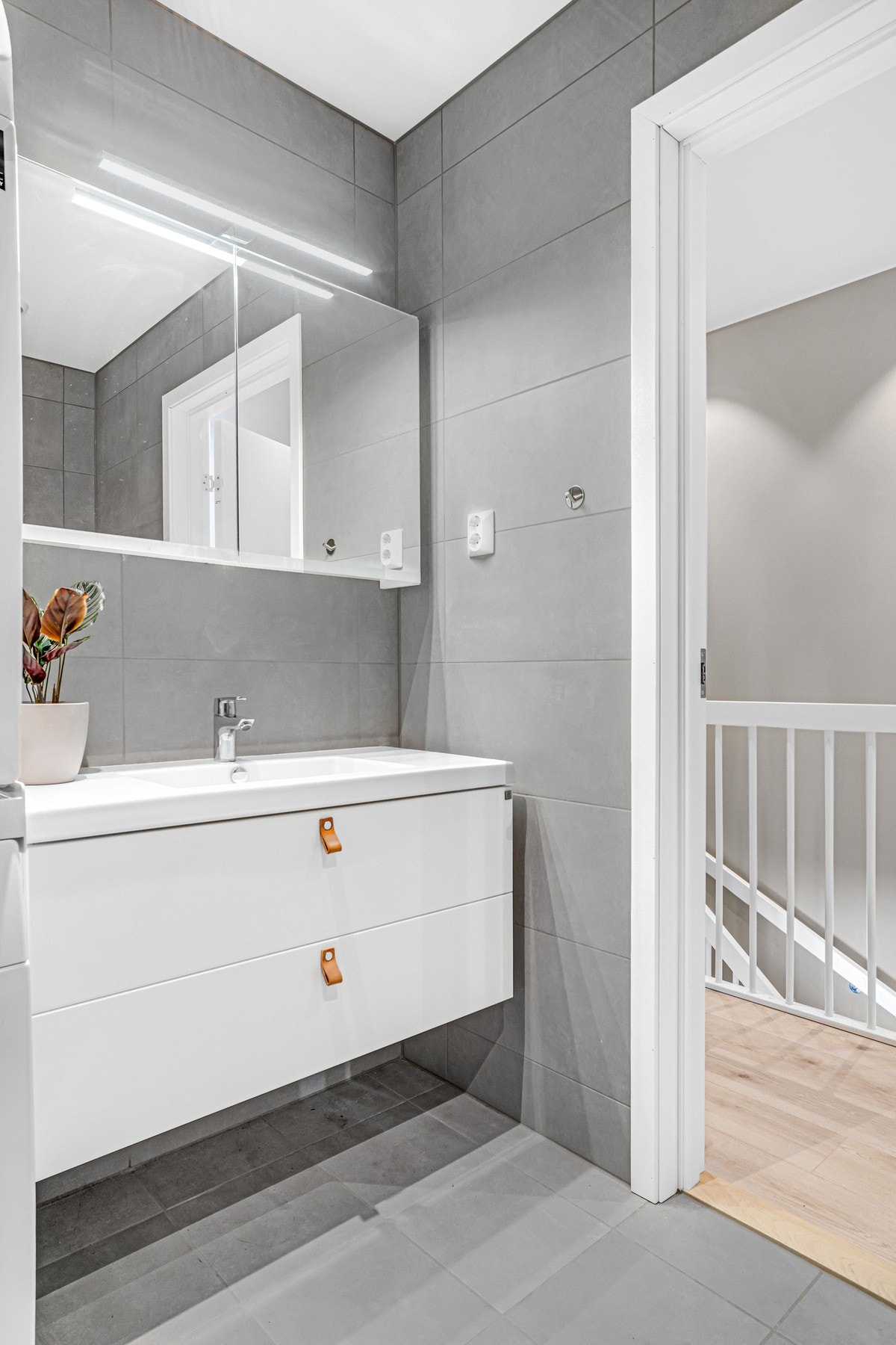 Godt med lagringsplass i både skuffer og speilskap. Galleribilde