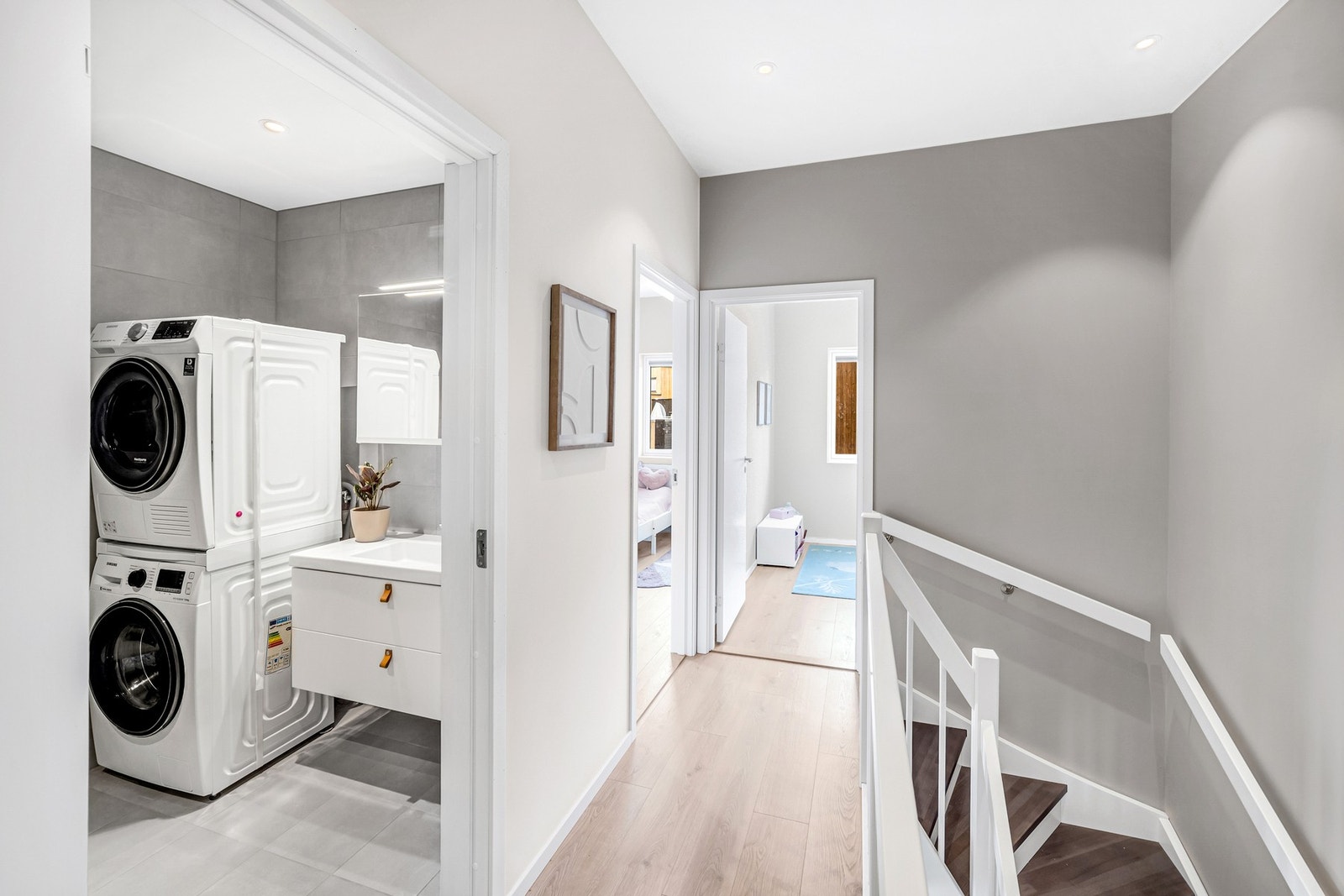 Det er rikelig med downlights i boligen, og det er installert dimmere på de fleste rom samt en rekke ekstra stikkontakter. Galleribilde