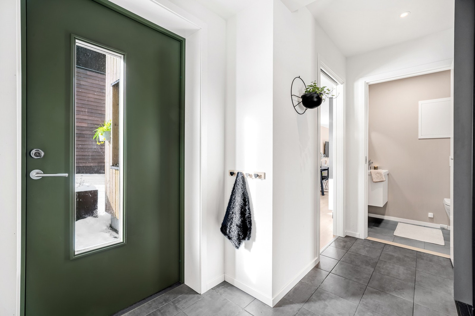 Entré med flott ytterdør. Alle innerdører er kompakt/massive med karmer m/dempelist, samt terskel i hvitpigmentert eik. Galleribilde