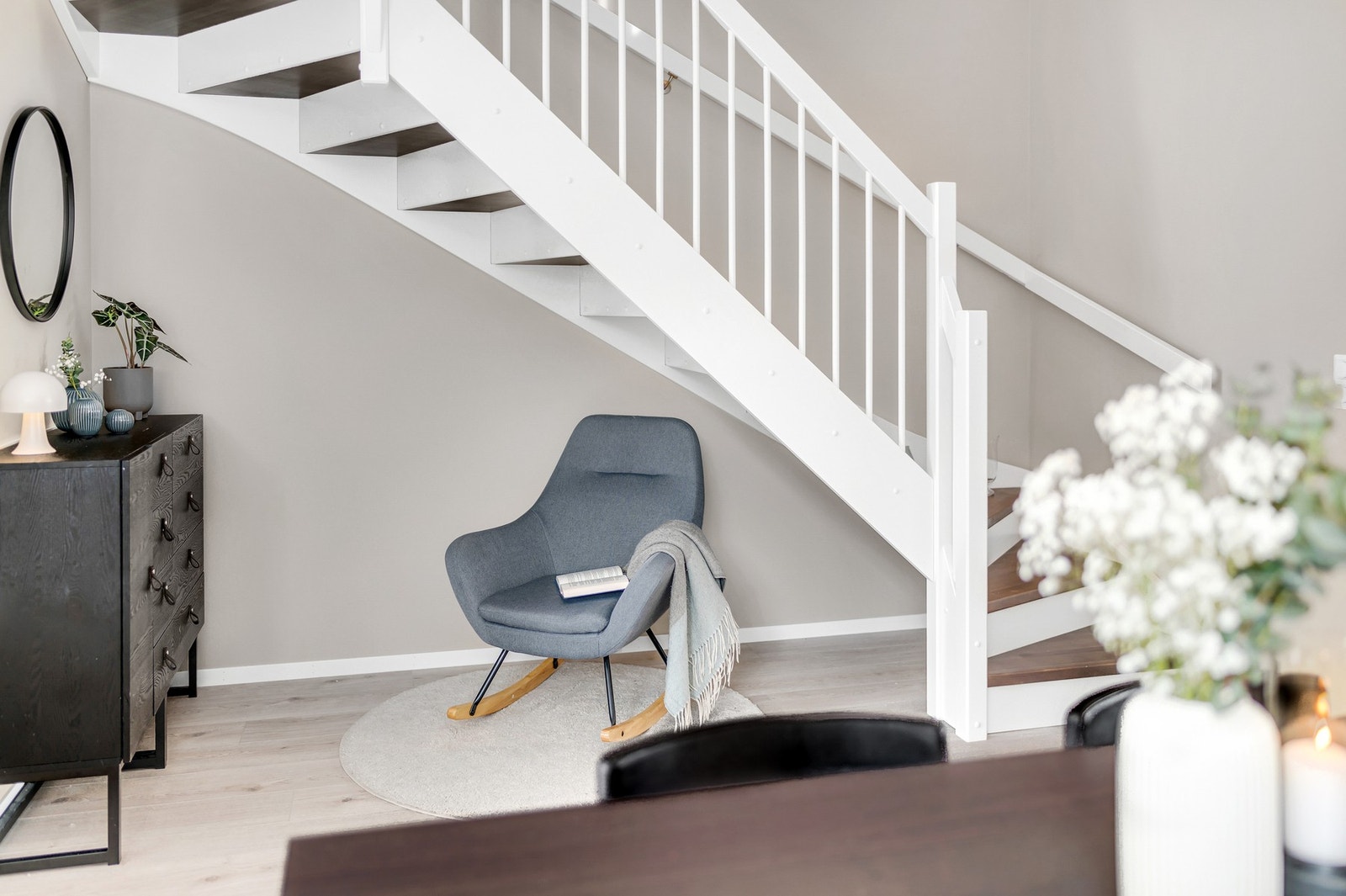 Trapp opp til 2. etasje. God plass til en lesekrok eller hjemmekontorløsning under trapp. Galleribilde