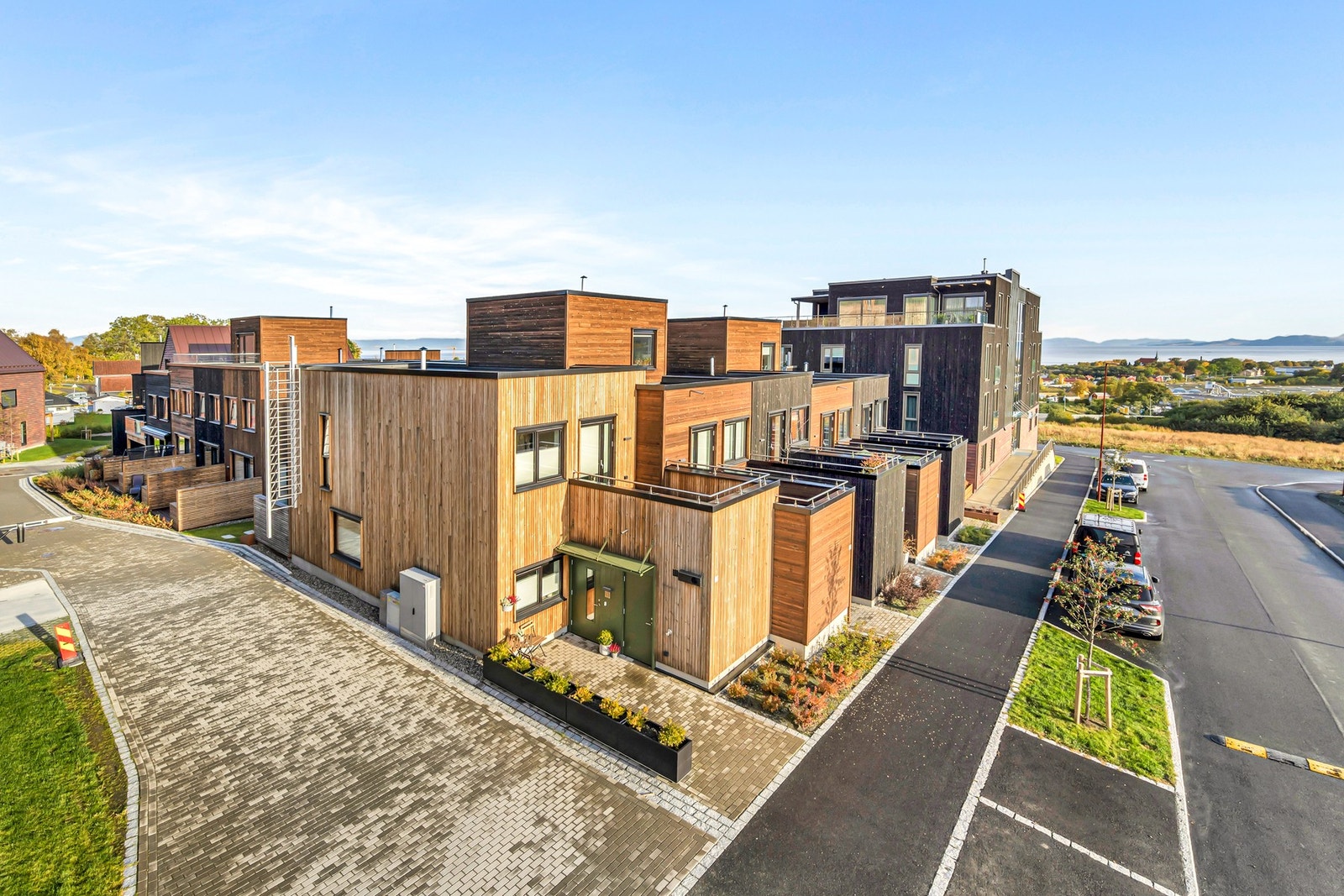 Moderne enderekkehus med etterspurt beliggenhet på Overvik. Fast p-plass i kjeller m/lader for elbil følger boligen. Rekkehusene er organisert i et borettslag slik at man slipper 2,5% dokumentavgift på kjøpet. Galleribilde