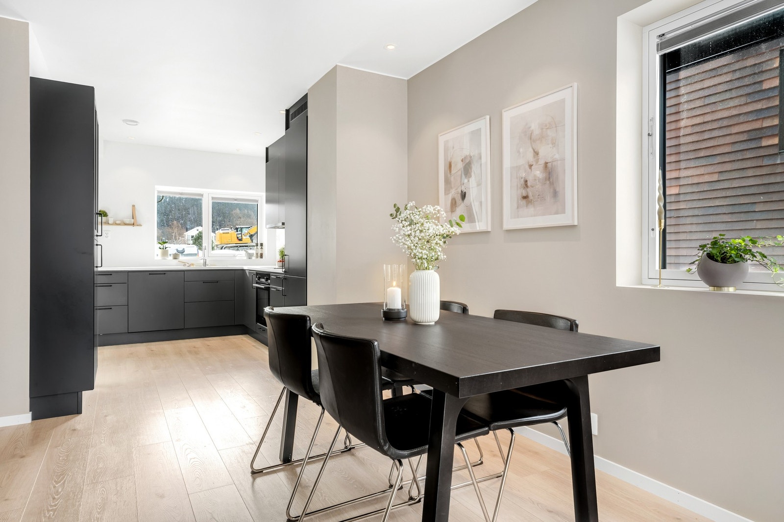 God plass til spisebord i overgang mellom stue og kjøkken. Listefritt rundt vinduer, balkongdører og i himling. Galleribilde