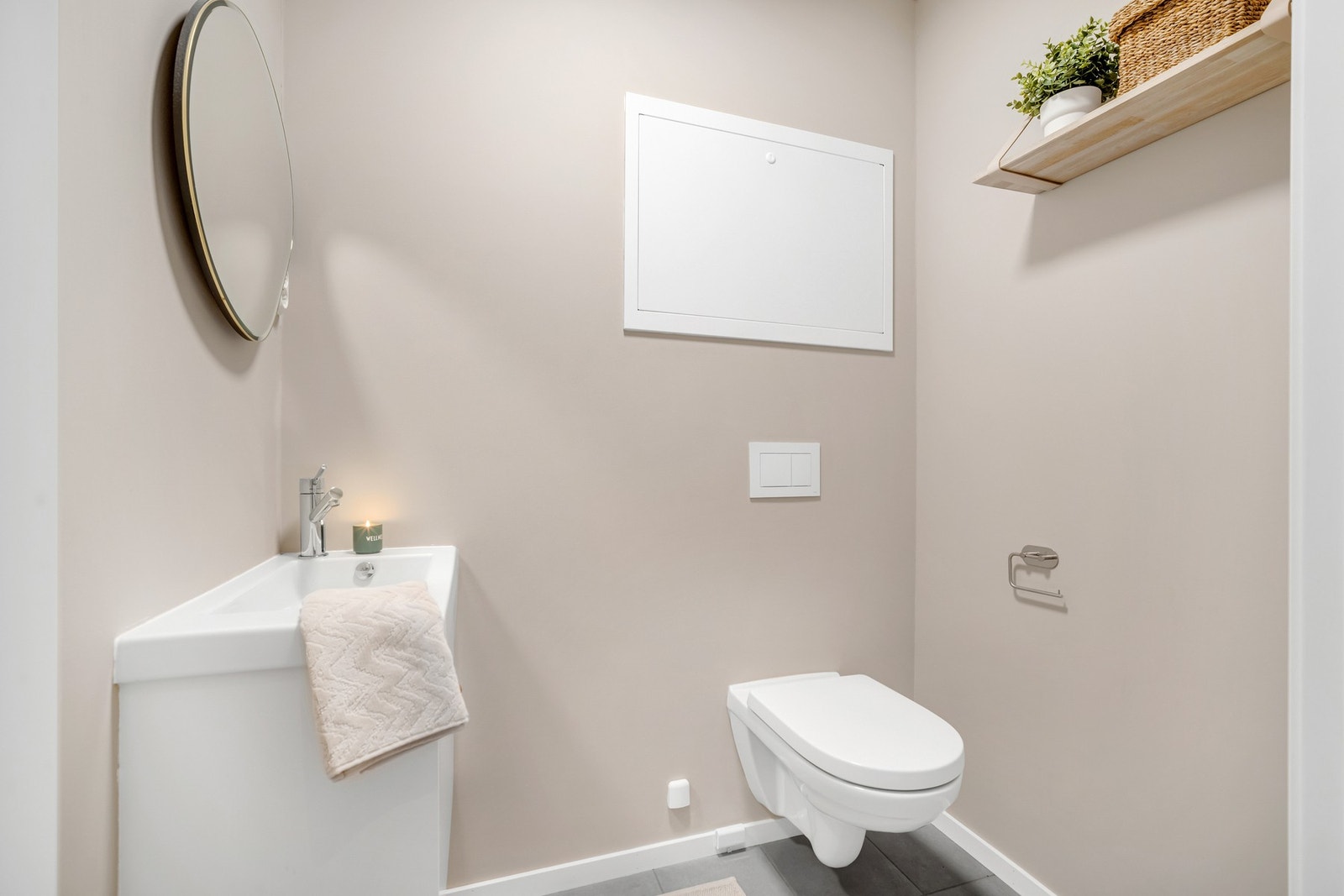 Romslig toalettrom i 1. etasje med servant, vegghengt WC og oppgraderte fliser. Rommet ligger praktisk til ved inngangspartiet. Galleribilde