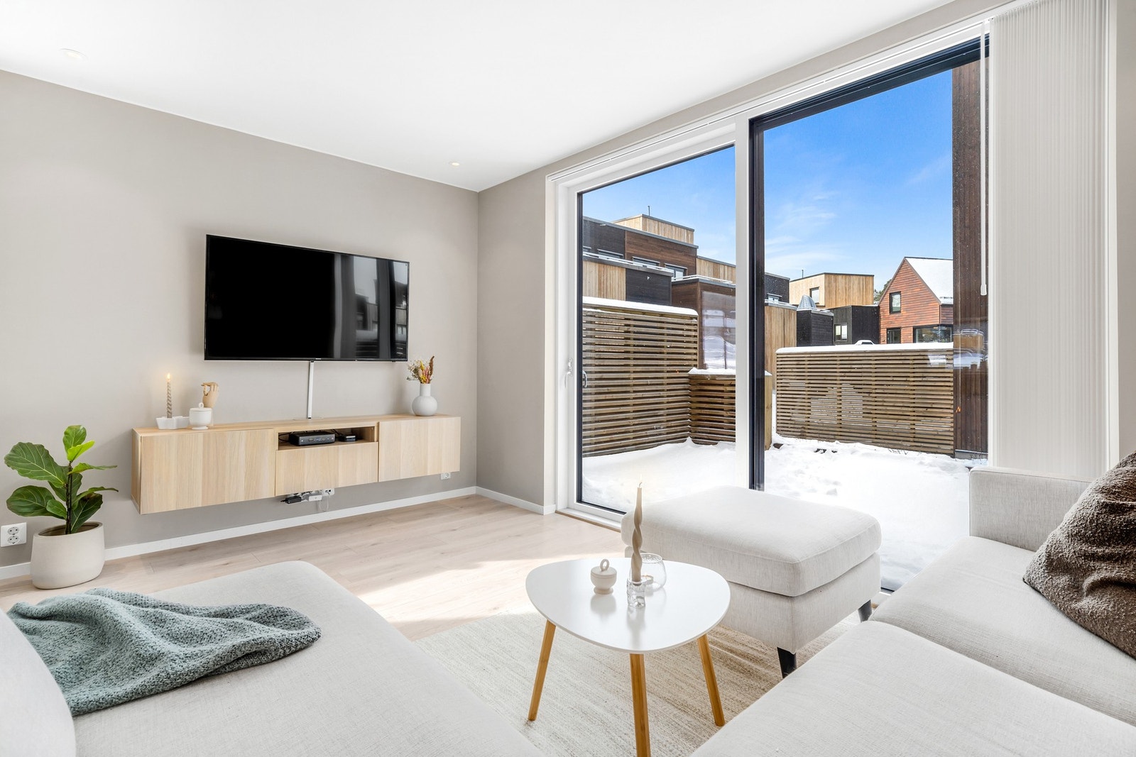 Med endebeliggenhet og store vindusflater på flere sider får man et svært god lysinnslipp som, sammen med overflater malt i tidsriktige fargetoner, bidrar til en lett og luftig atmosære. Galleribilde