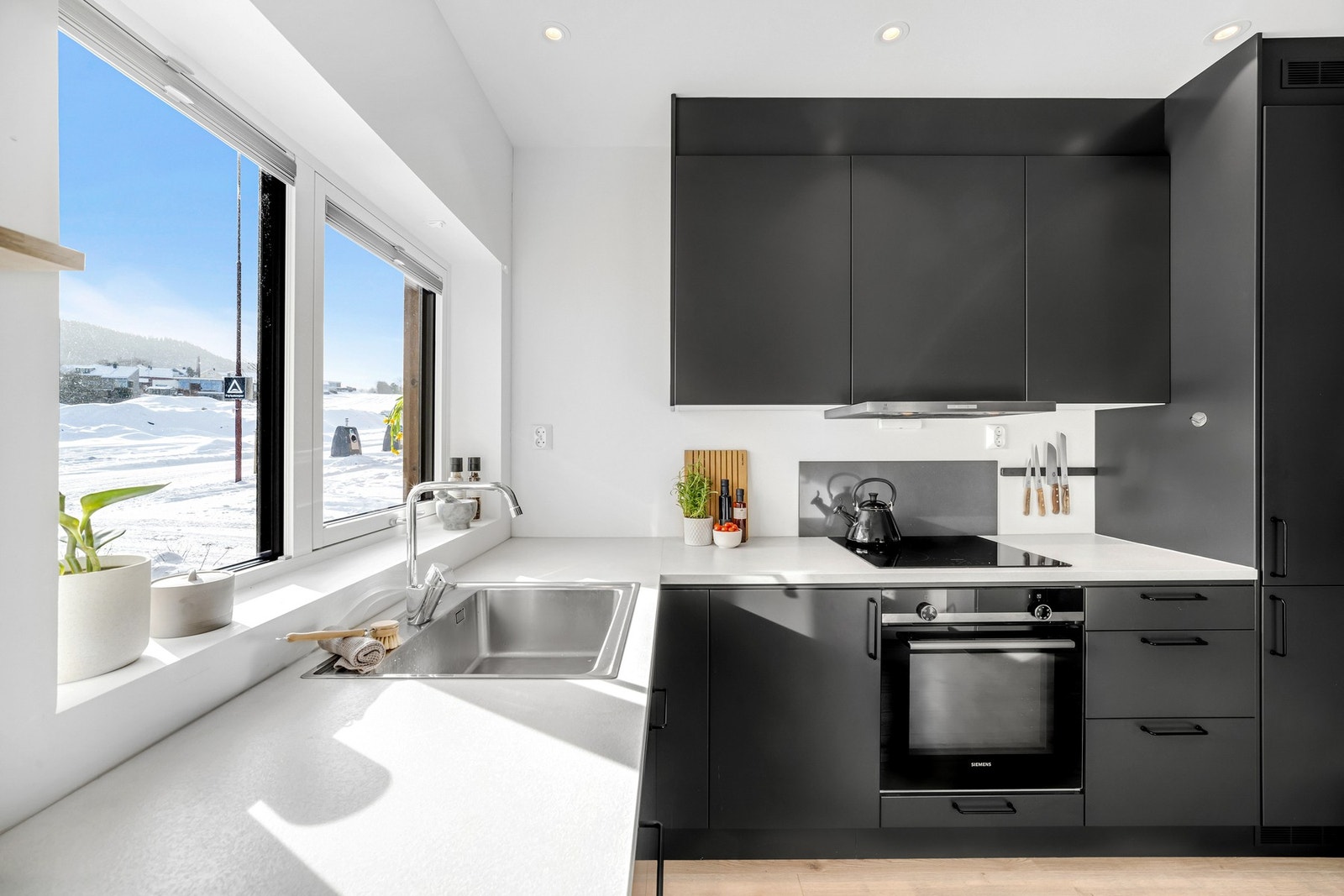 Integrerte kvalitetshvitevarer, oppgradert benkeplate, downlights i himling og en rekke andre smarte løsninger. Galleribilde