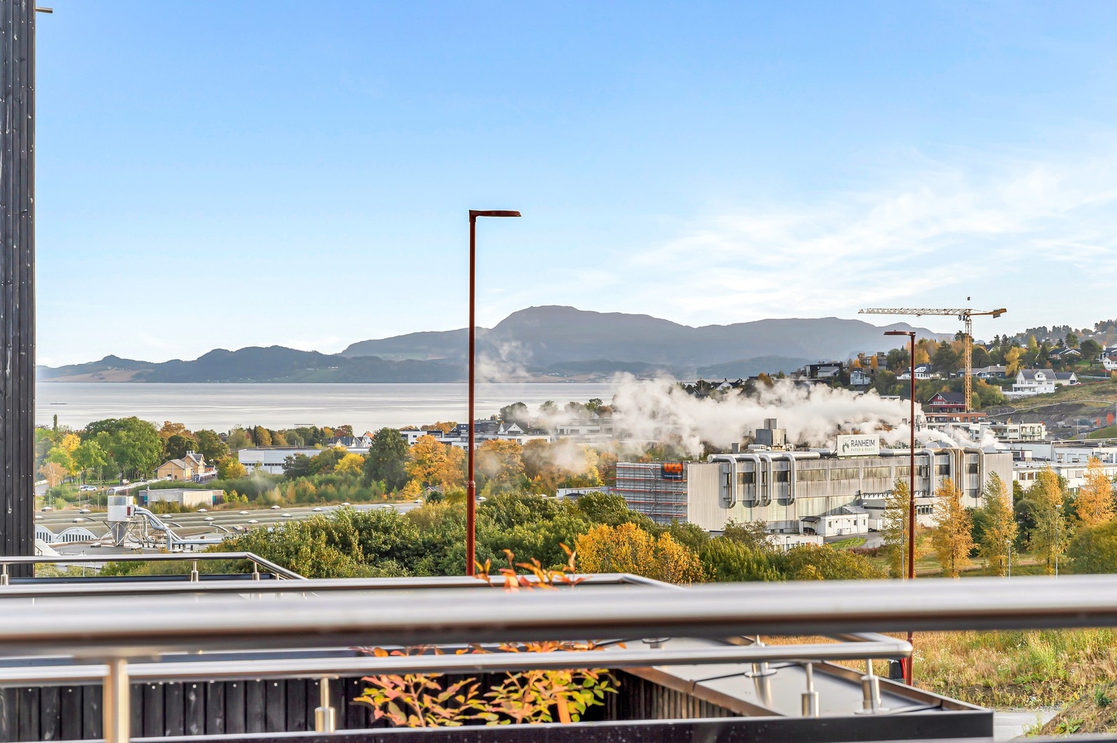 Herfra nyter man en herlig utsikt mot fjorden. Galleribilde