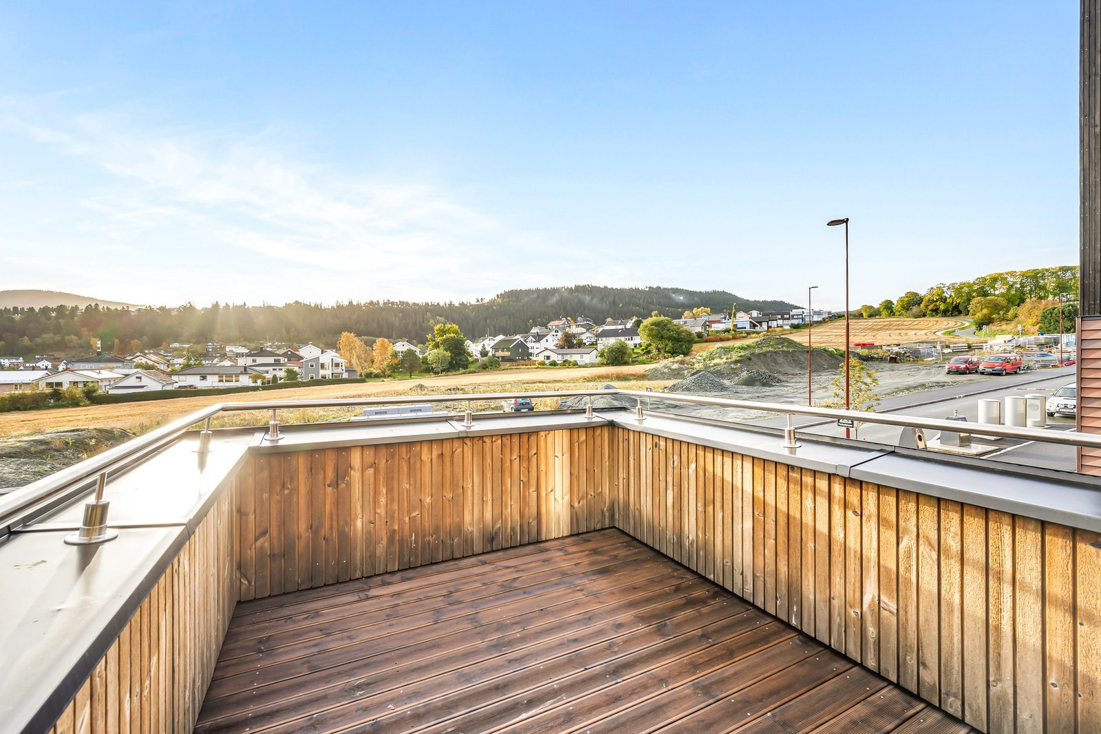 Her får man solen fra tidlig morgen og utover dagen. Samlet sett nyter man altså solen hele dagen fra tidlig morgen til ca. kl. 21:30 på boligens uteplasser. Galleribilde