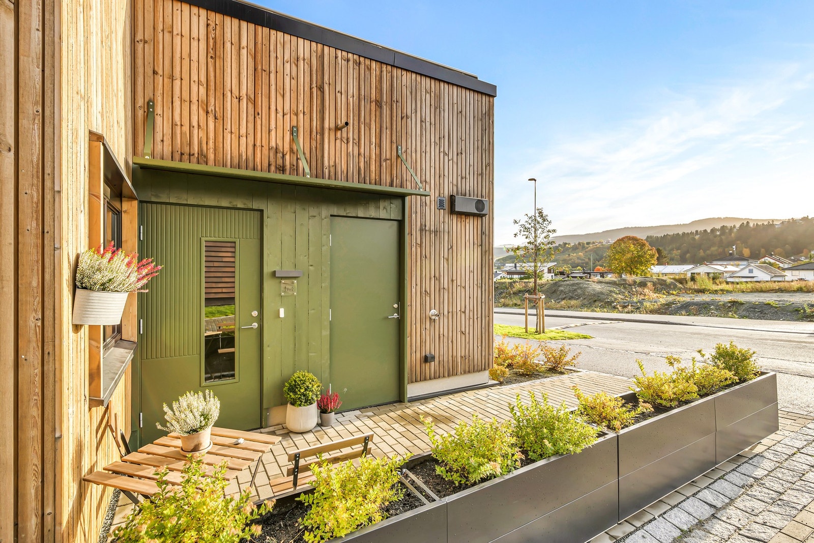 Praktisk sportsbod på 5 kvm i tilknytning til inngangspartiet - her slipper man ned i parkeringskjelleren for å finne frem sykkelen eller barnevogna. Galleribilde