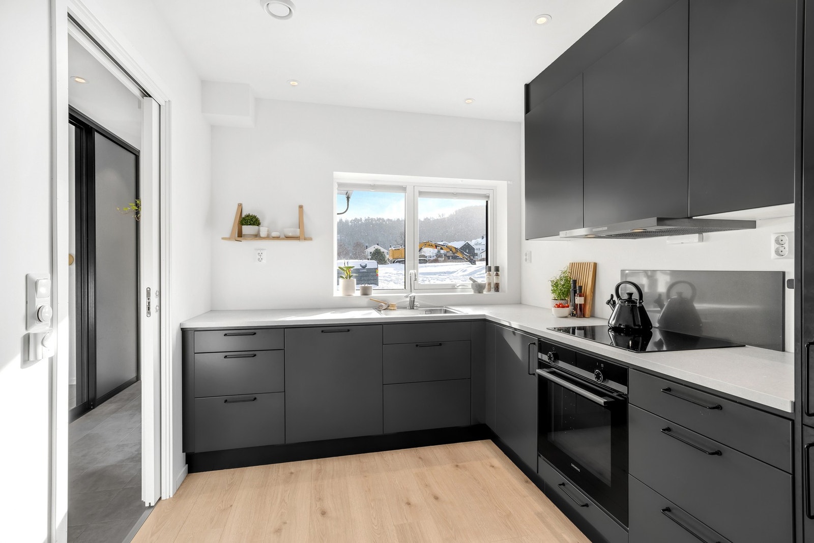 Påkostet kjøkken fra Drømmekjøkkenet med mye skap- og benkeplass. Plisségardiner fra Kjells Markiser i alle vindu. Galleribilde