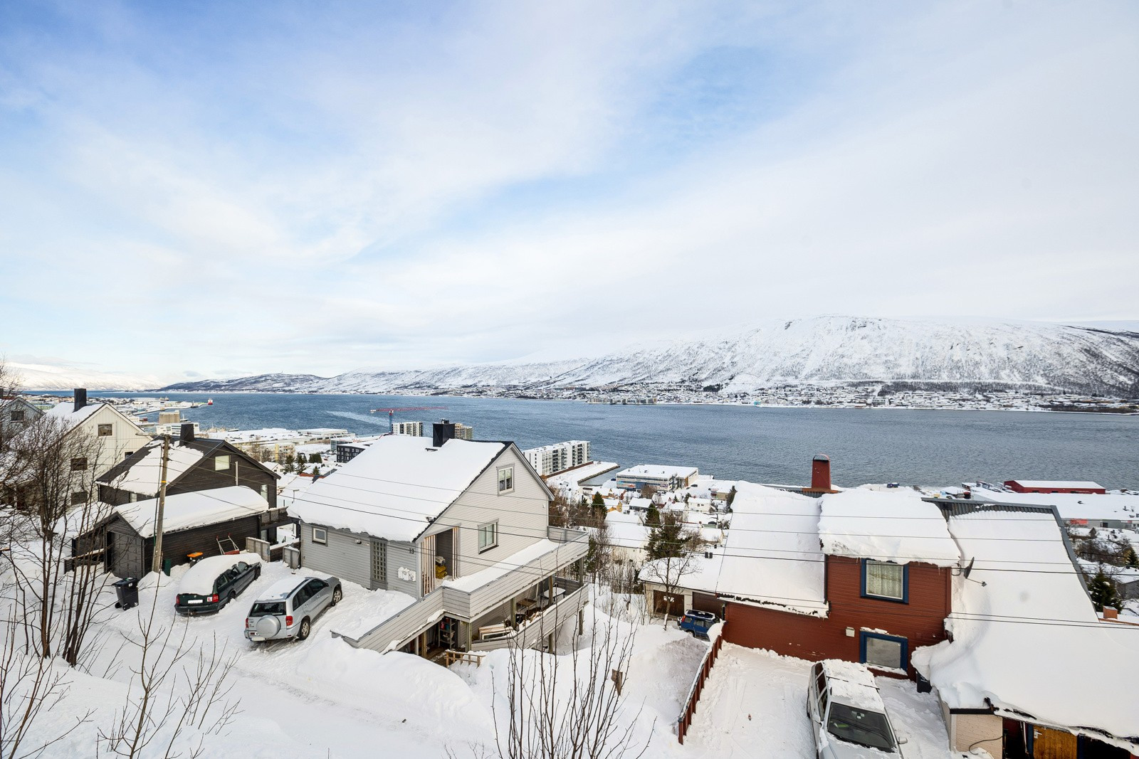 Boligen ligger meget fint til med fantastisk utsikt ut over sundet mot Tromsdalen.