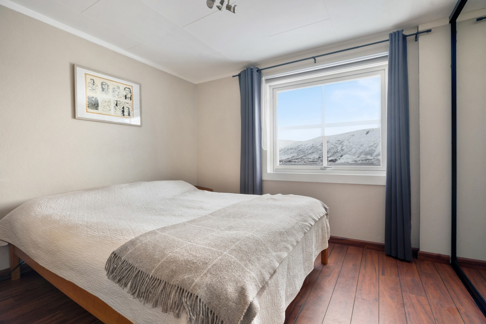 Hovedsoverommet er av god størrelse med plass til stor seng i tilhørende nattbord. Stor skyvedørsgarderobe med god lagringsplass.