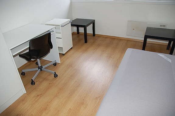 Eget rom med seng og skrivepult Galleribilde