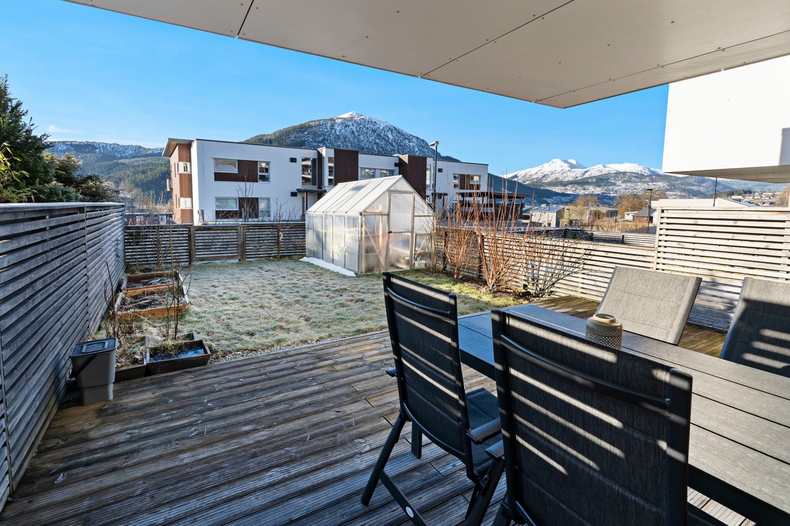 På nedsiden av boligen er det en fint opparbeida hage og delvis takoverbygget terrasse Galleribilde