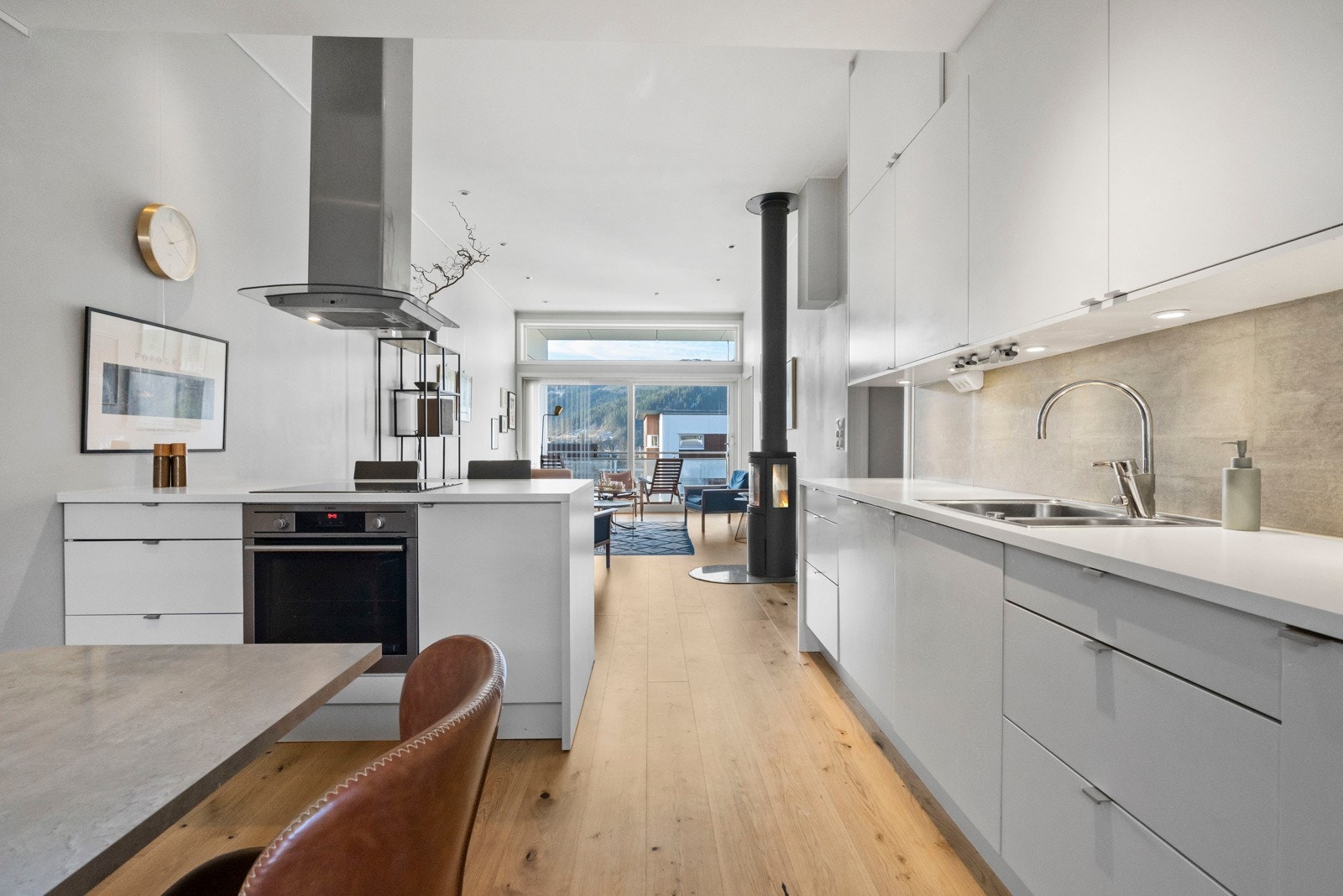 Det er ekstra takhøyde i stue / kjøkken på hovedplan Galleribilde