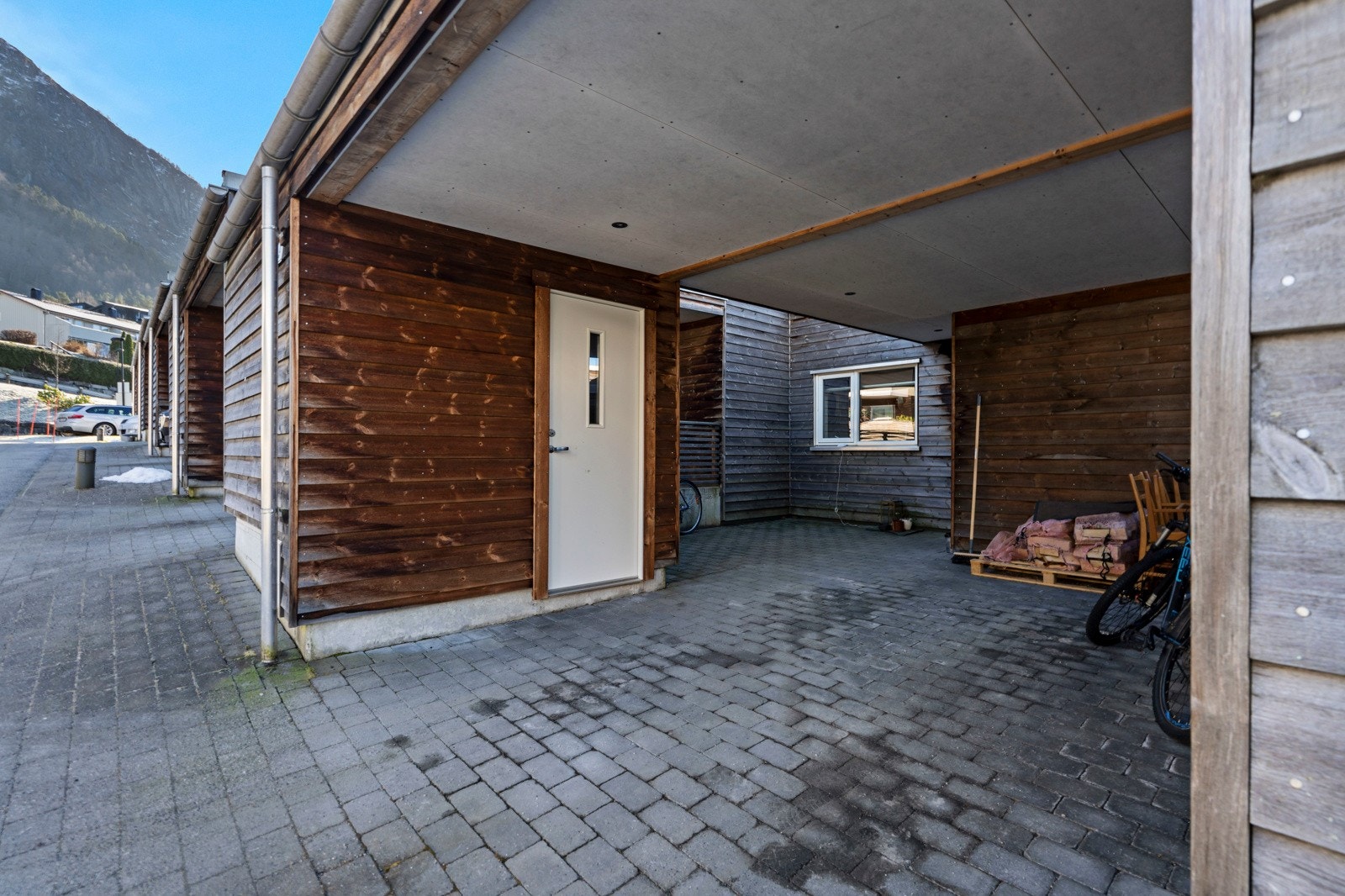 Ved inngangspartiet er det carport med plass til en bil og adkomst til utvendig bod Galleribilde