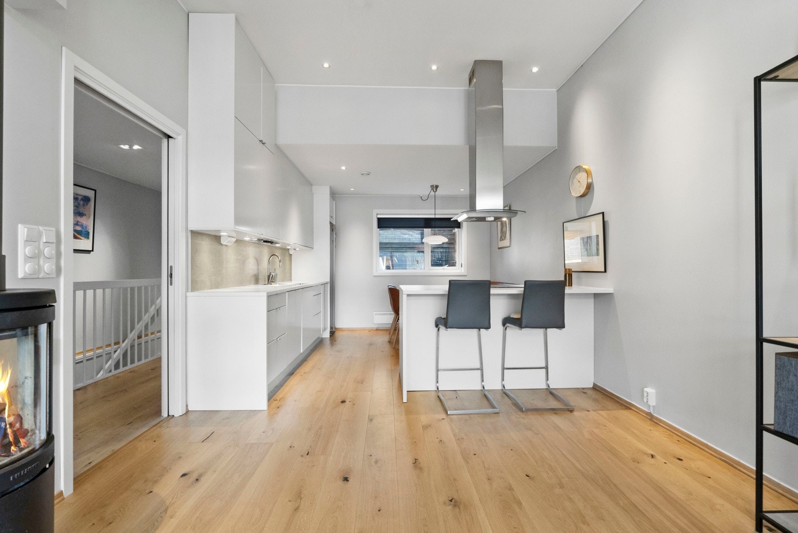 Kjøkken og stue på hovedplan har åpen løsning Galleribilde