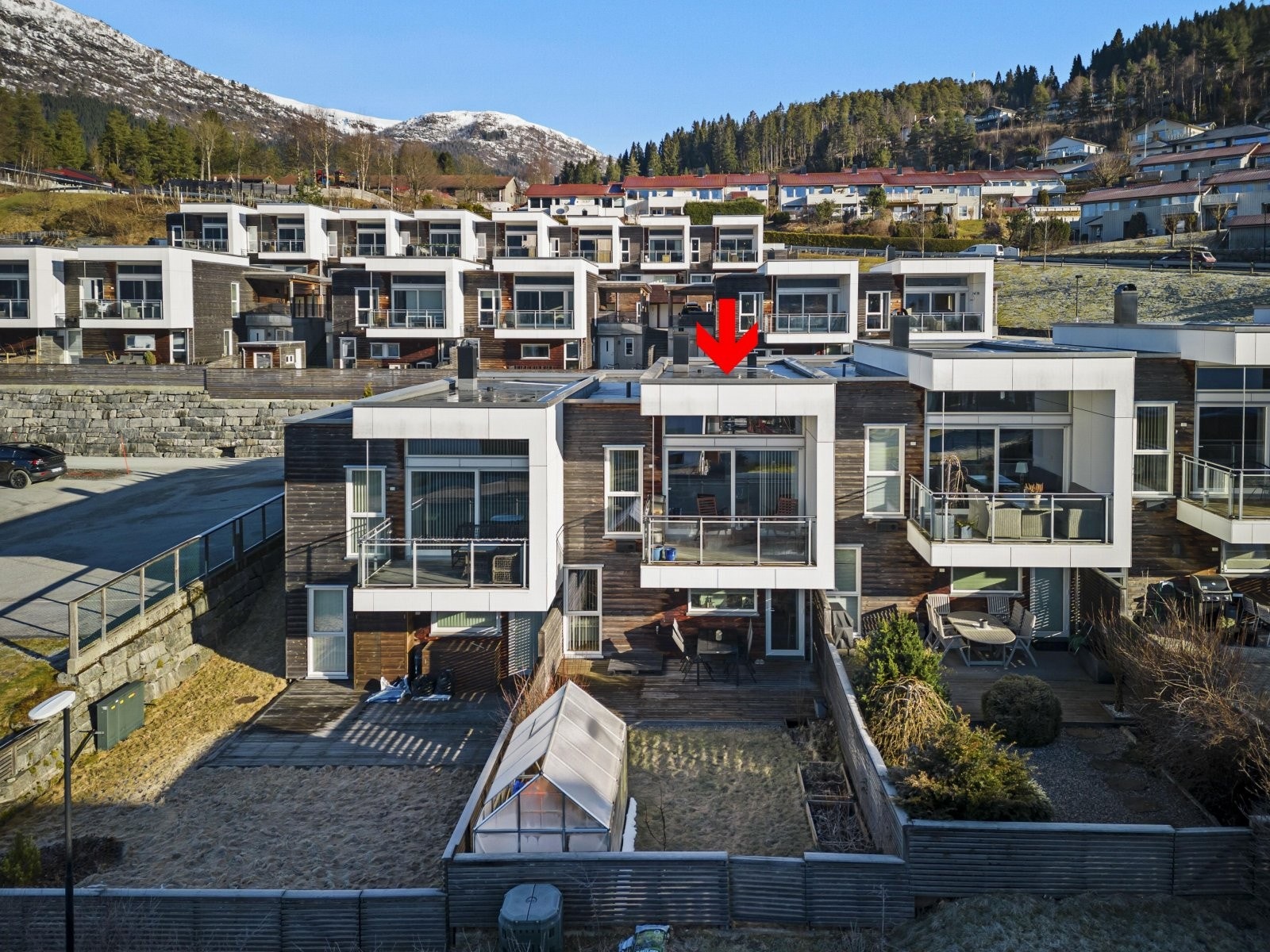 Innholdsrikt rekkehus over to plan med bla. 3 soverom og 2 stuer Galleribilde