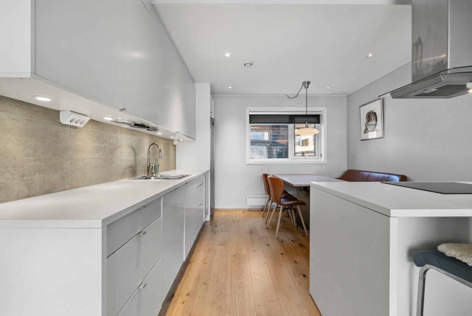 Kjøkkenet har en romslig innredning med integrerte hvitevarer Galleribilde