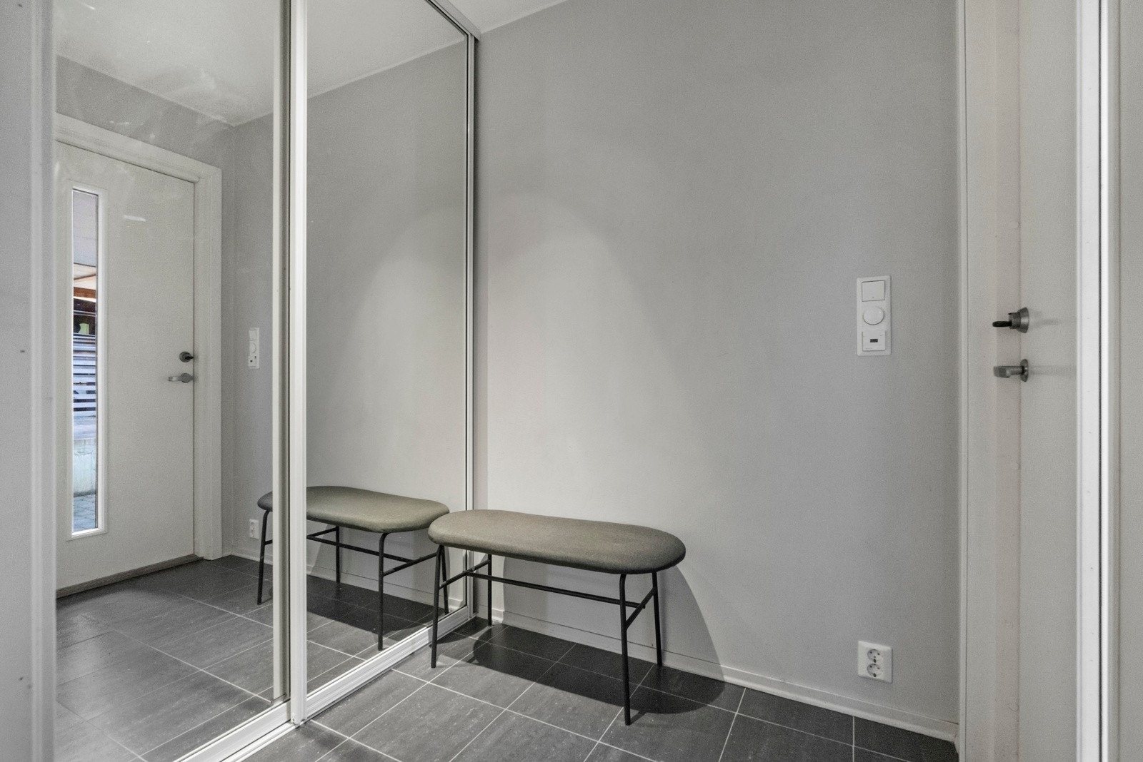 Flislagt entre med skyvedørsgarderobe Galleribilde