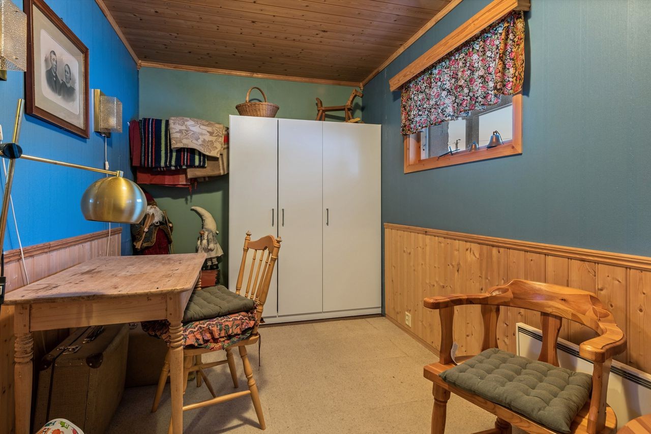 Boligen har 3 soverom. 2 i hovedetasjen og 1 i sokkel etasjen. Galleribilde