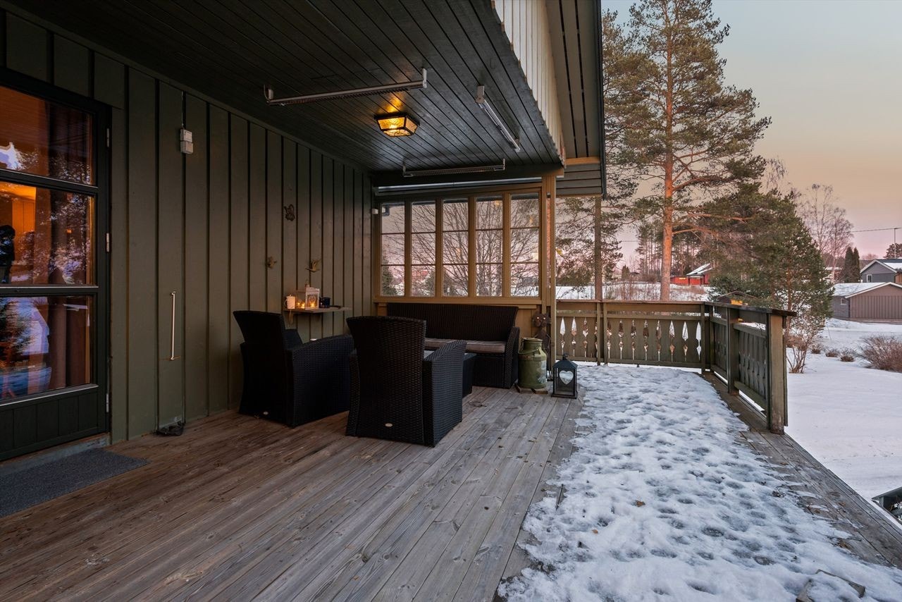 Fra terrassen er det trapp ned til hagen. Galleribilde