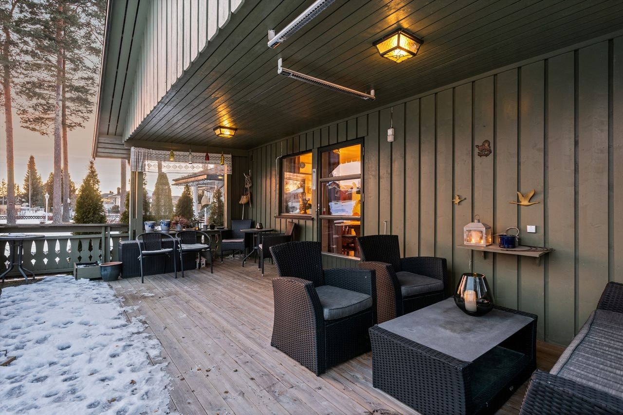 På terrassen er det god plass til utemøblement Galleribilde