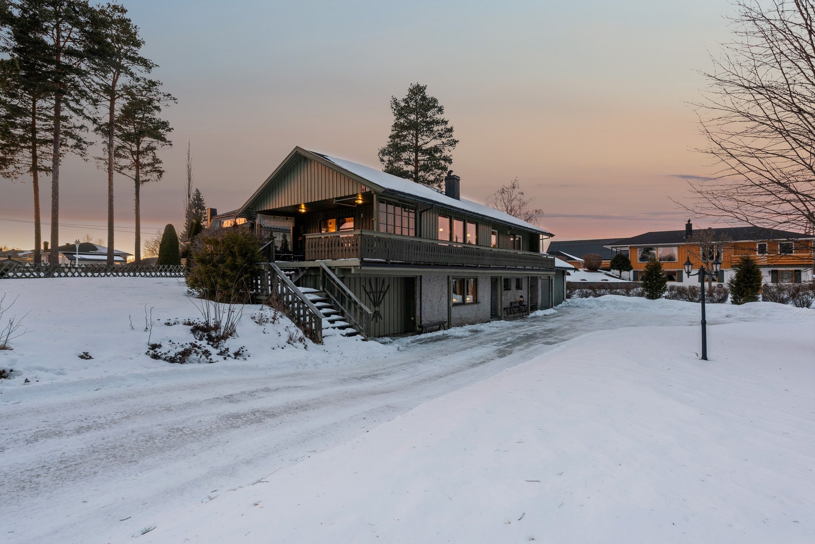 Boligen har et hyggelig overbygd inngangsparti på bakkeplan. Galleribilde