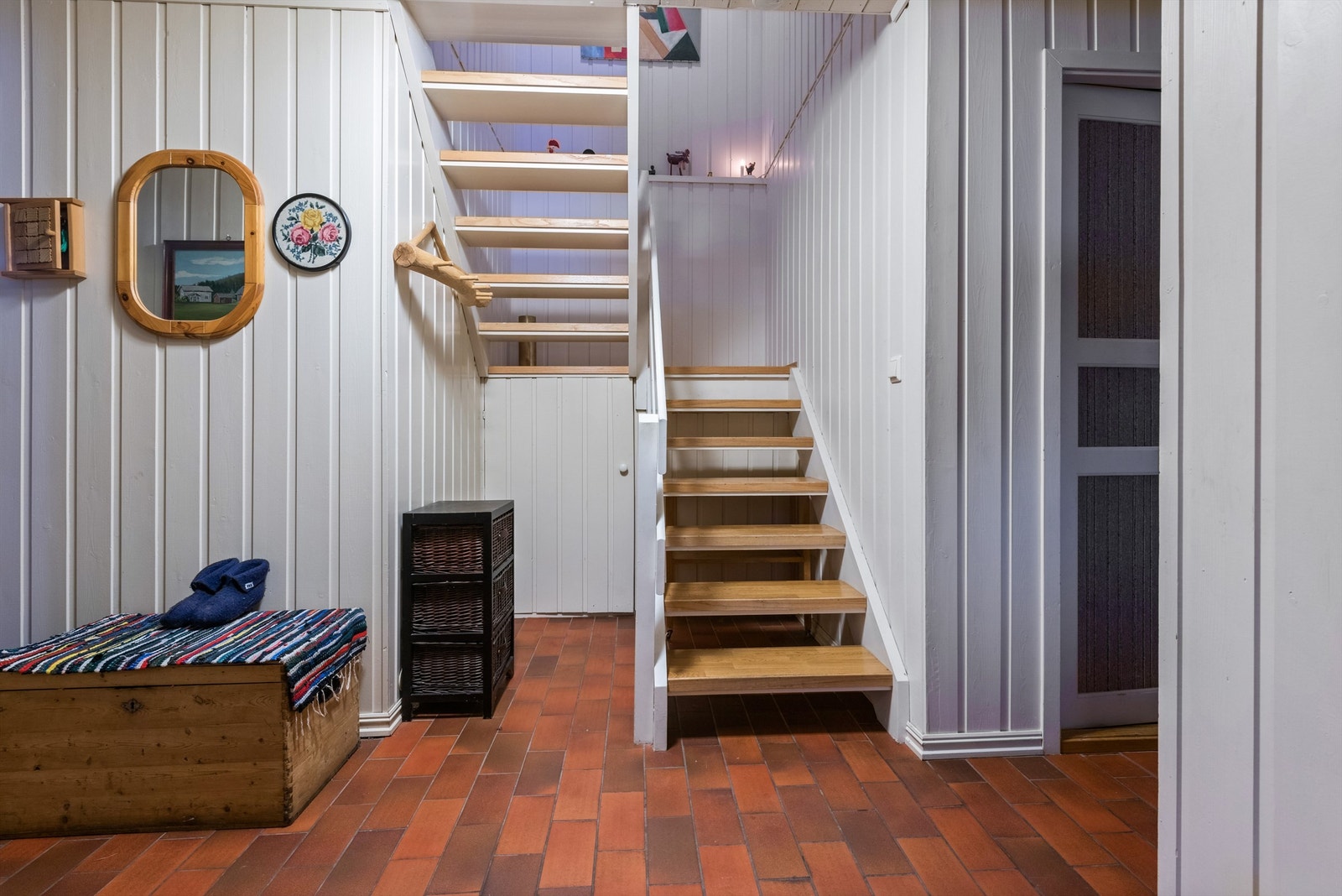 Fra gangen finner du trappen opp til hovedplanet av boligen. Galleribilde