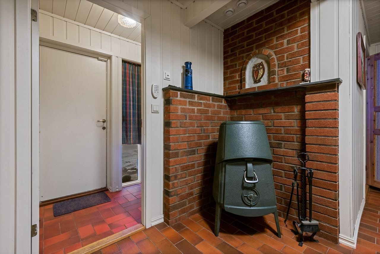 Her kommer du inn i en romslig gang med plass til omkledning og plass til å henge fra deg yttertøy. Galleribilde