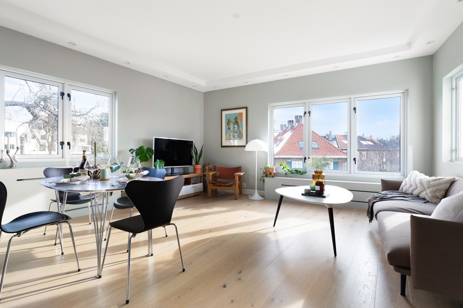 Kjerstin Falkum (922 04 707) ved Schala & Partners har gleden av å presentere denne lekre leiligheten i Bygdøy allé 88! Galleribilde