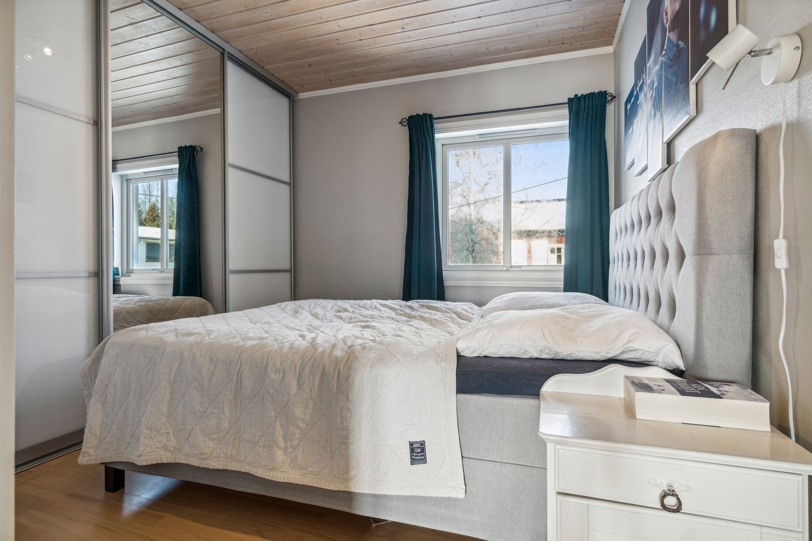 Hovedsoverom med stor skyvedørsgarderobe Galleribilde