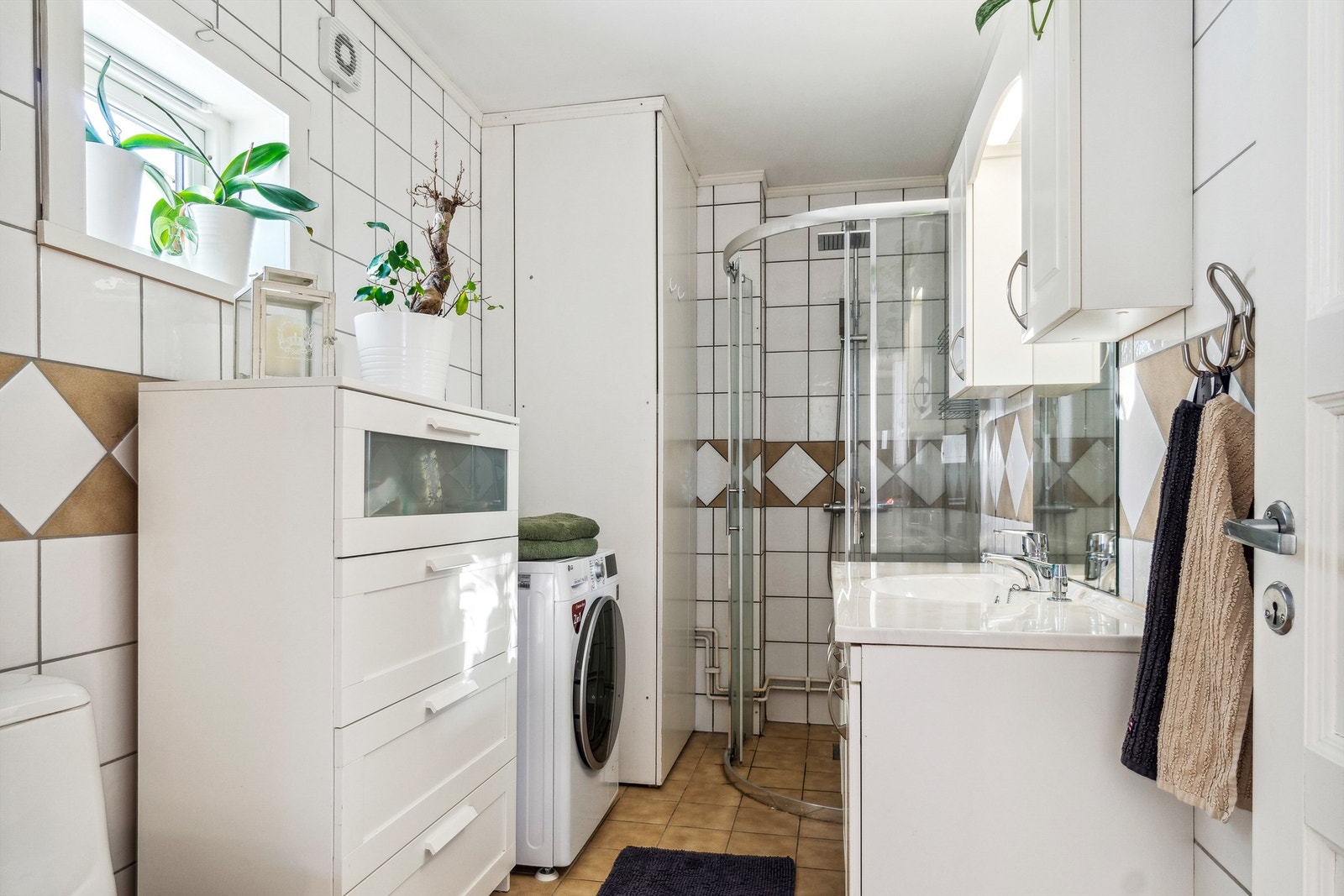 Bak fastmonterte plater er det egen varmtvannsbereder(og naboens), vannmåler og stoppekran Galleribilde