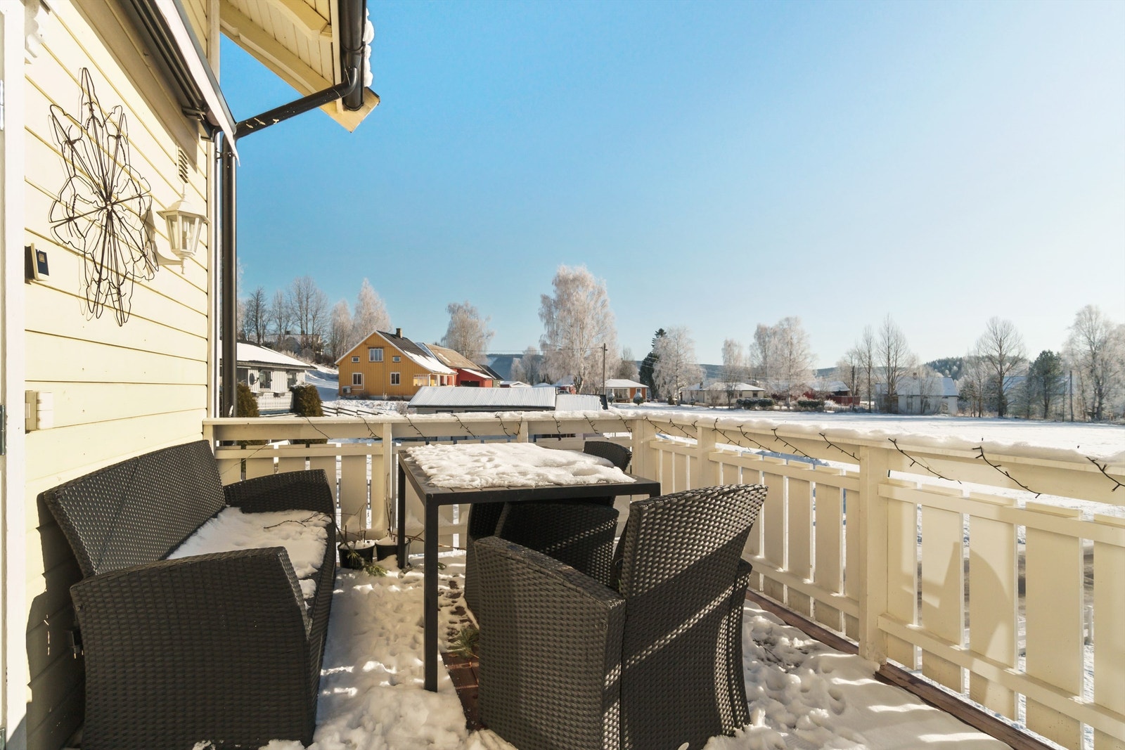 Solrik uteplass med terrassemarkise og utebelysning Galleribilde