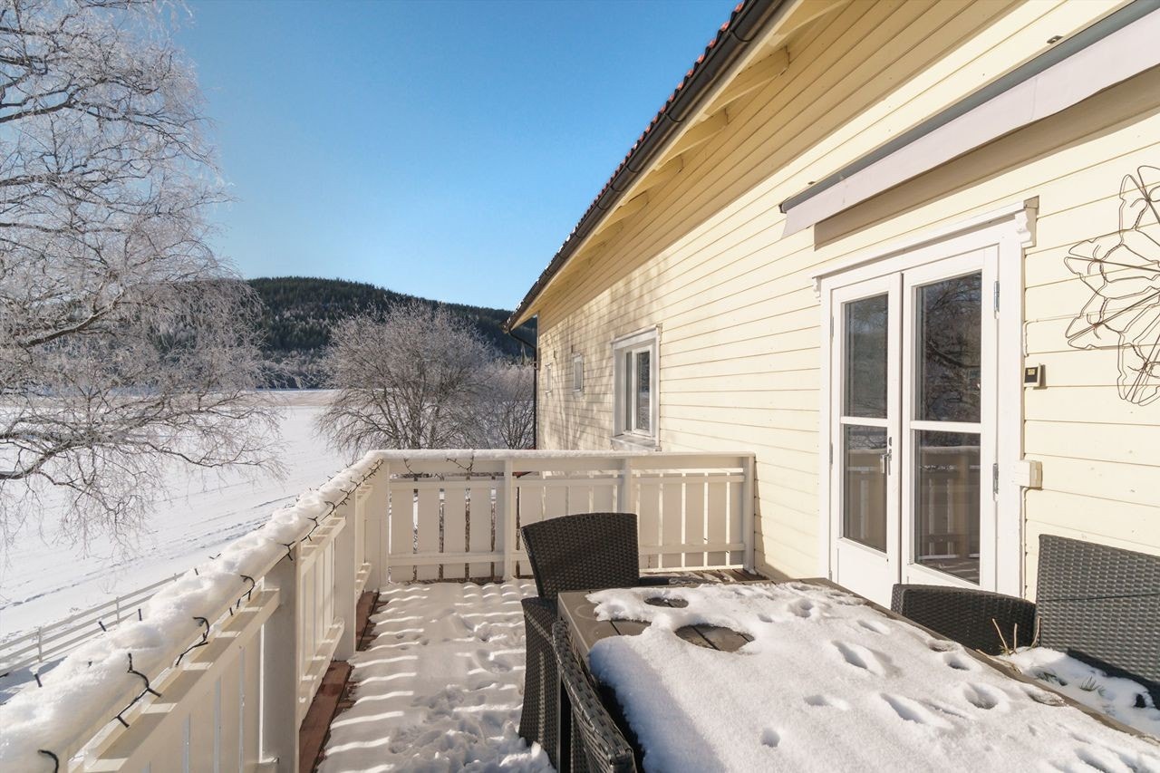 3-roms leiligheten ligger i 2. etasje og har egen balkong Galleribilde