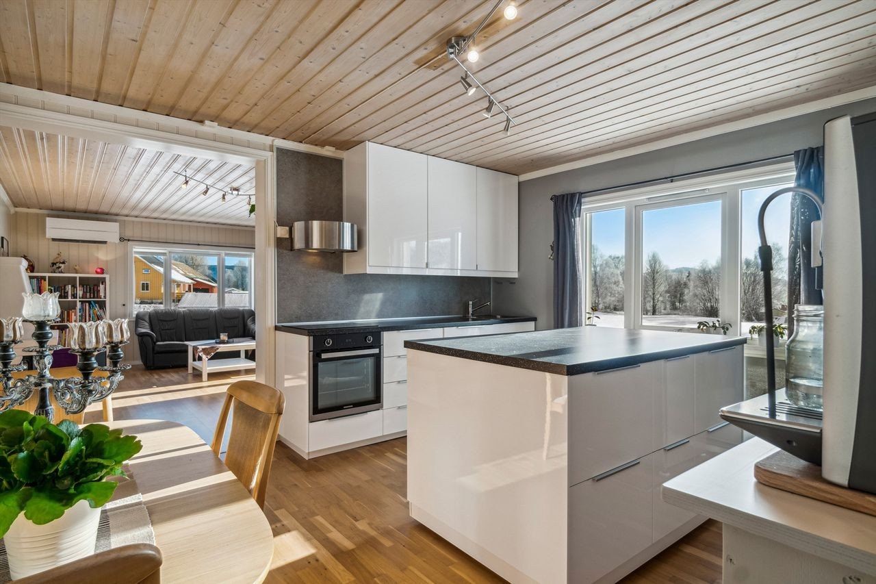 Kjøkkenet er modernisert med ny innredning i 2005 Galleribilde