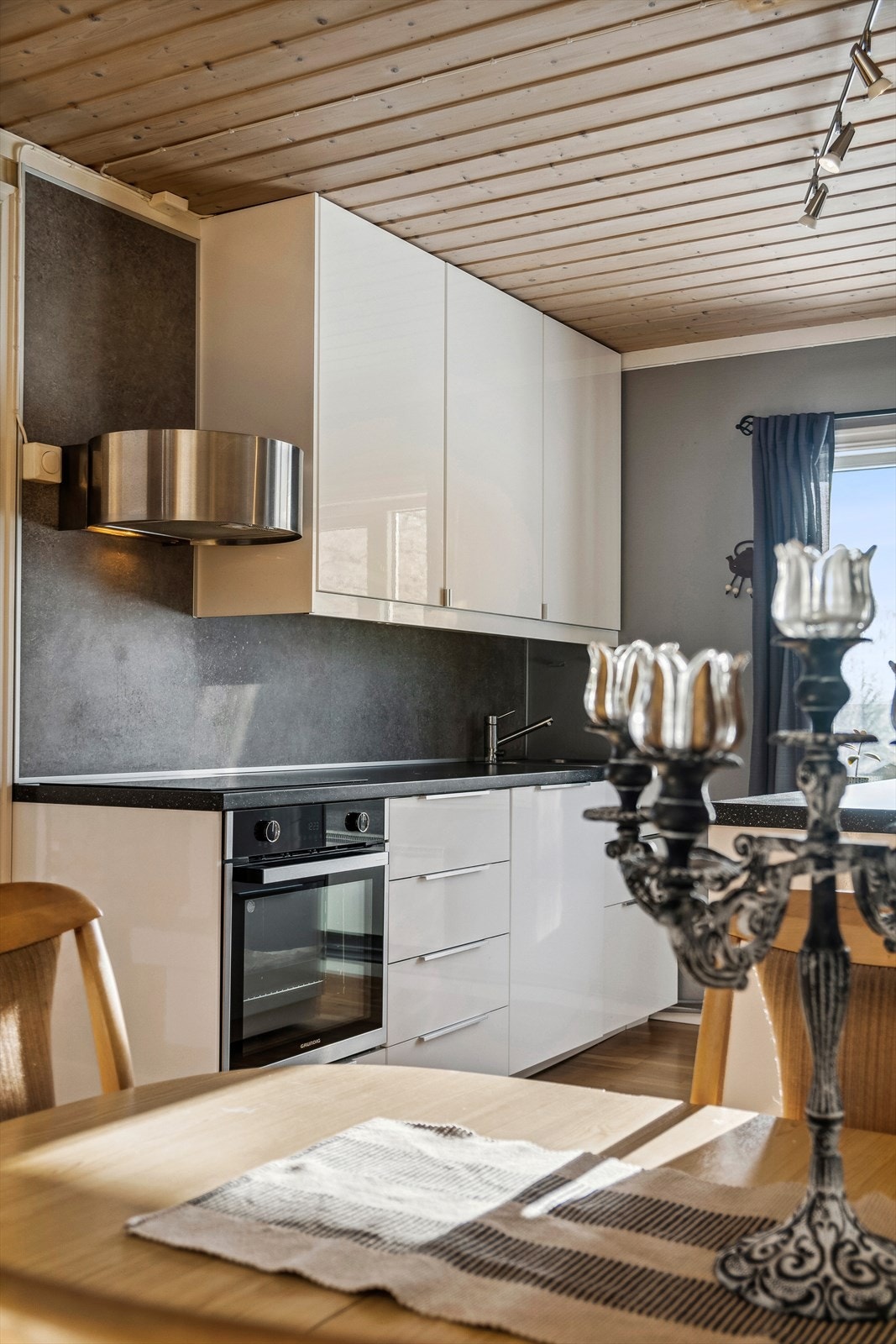 Integrert platetopp, stekeovn og oppvaskmaskin Galleribilde