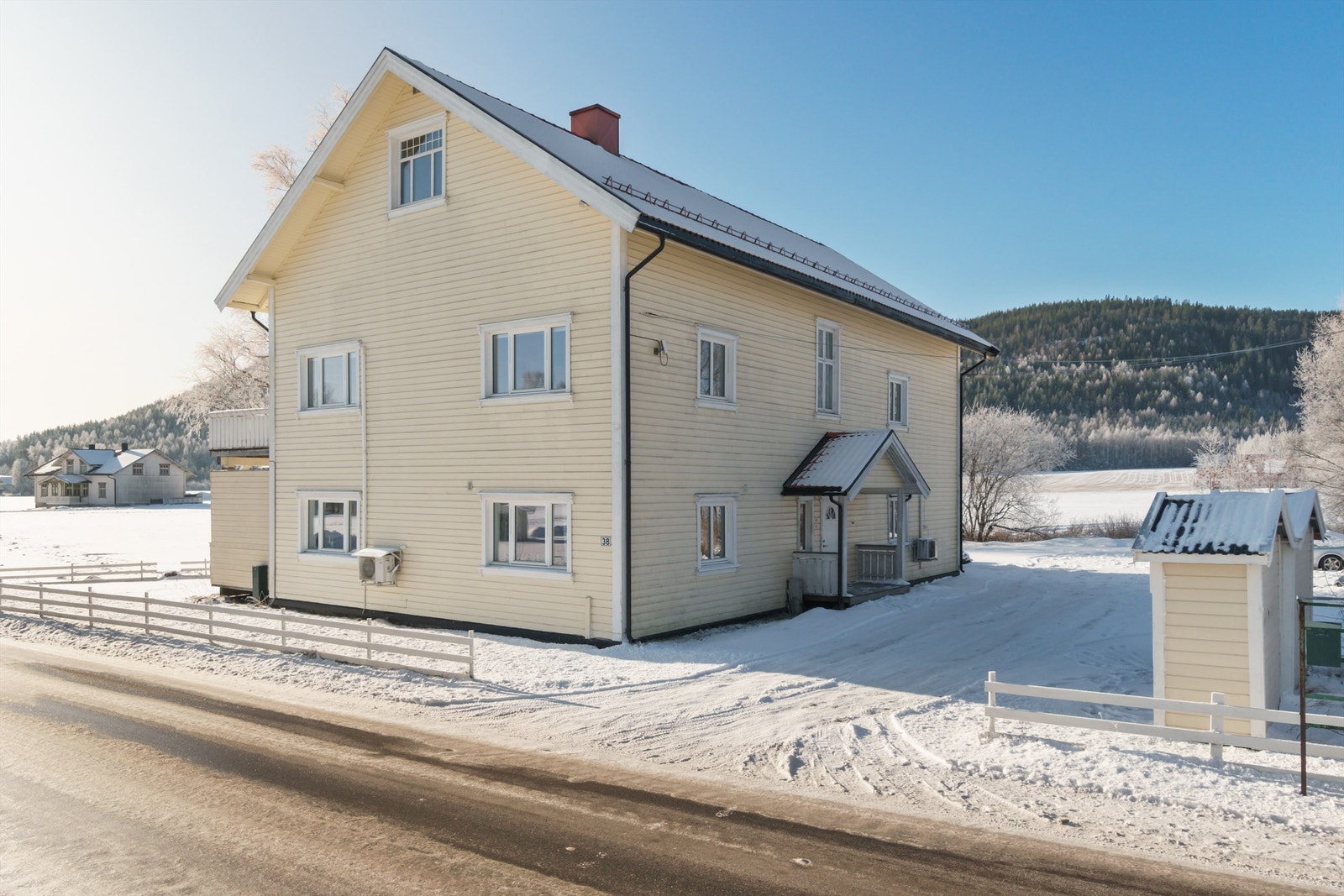 Bygningen ble i 2005 utvendig etterisolert og fikk ny kledning Galleribilde