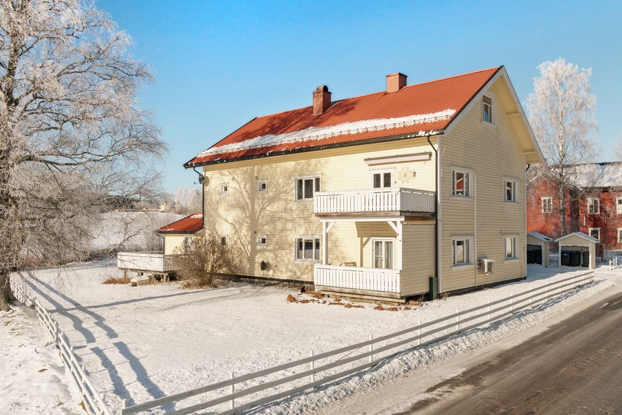 Eldre trebygning fra 1912, tilbygget og ombygget til seksjonert firemannsbolig i 2005 Galleribilde