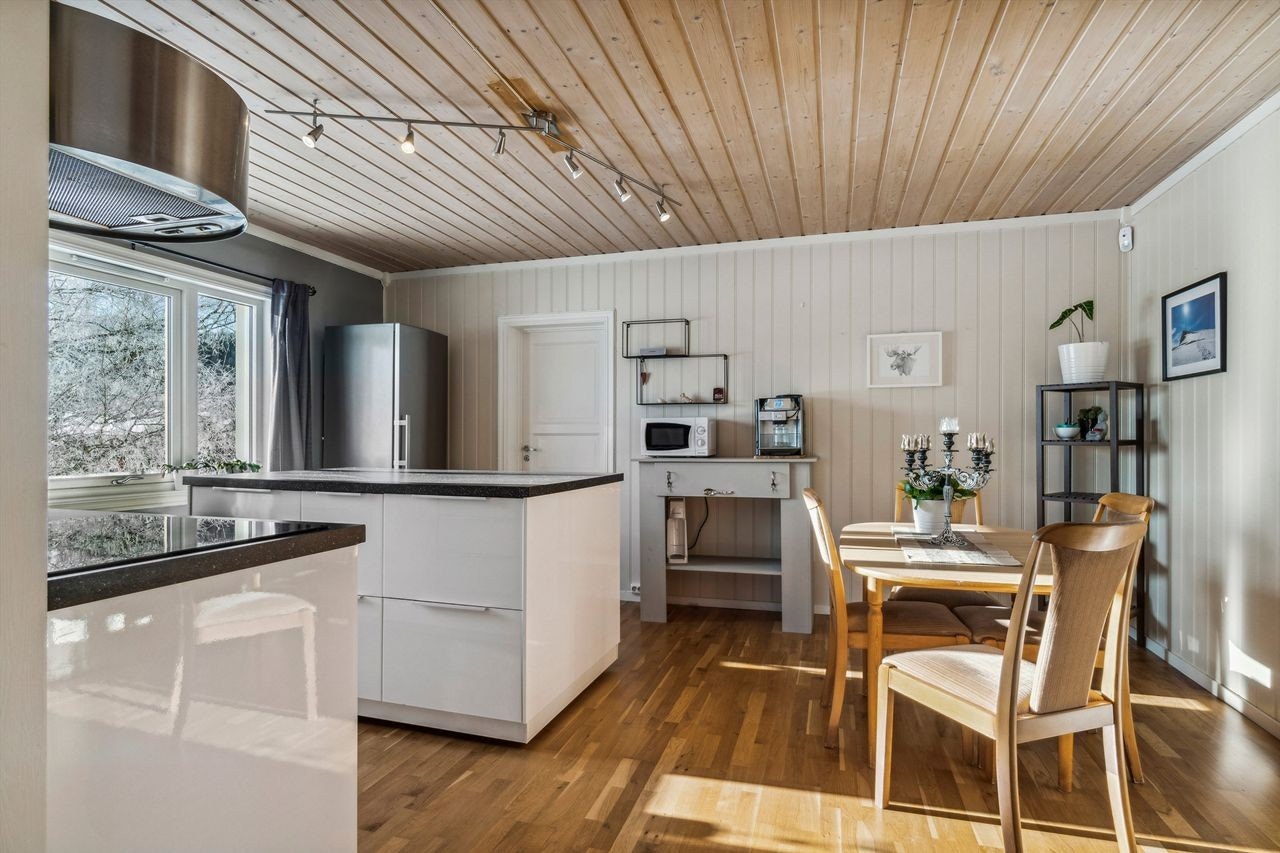 Kjøkkenøy med god arbeidssone Galleribilde