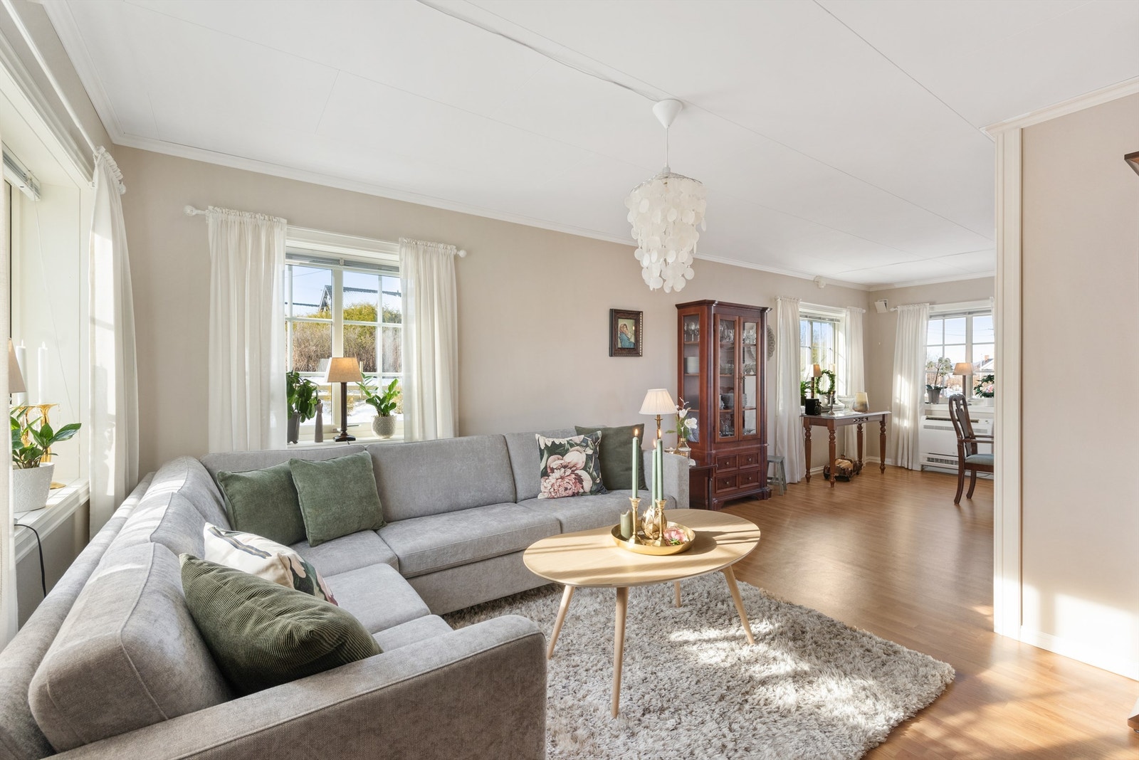 Stue nr 2, med god plass til en stor sofagruppe og spisestue Galleribilde