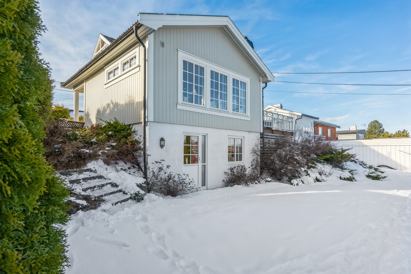 Utvendig adkomst til kjeller fra hagen Galleribilde