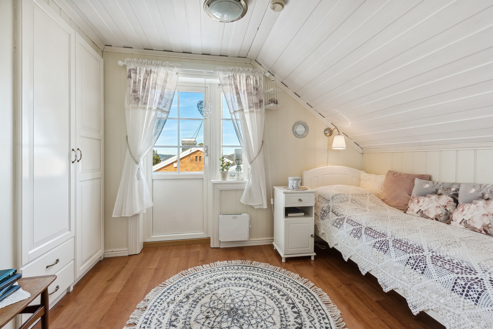 Soverom med plassbygde skap. Utgang til veranda. Galleribilde
