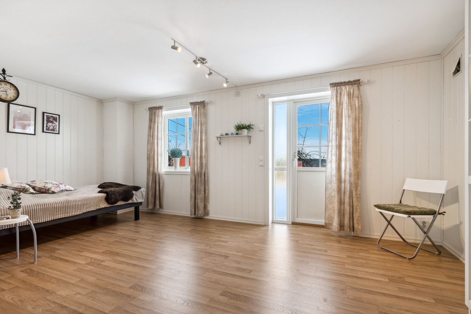 Kjellerrom i tilbygg, som også har utvendig adkomst fra hagen. Det er foreligger ikke søknad om eller godkjent bruksendring på innredet rom i kjeller. Galleribilde