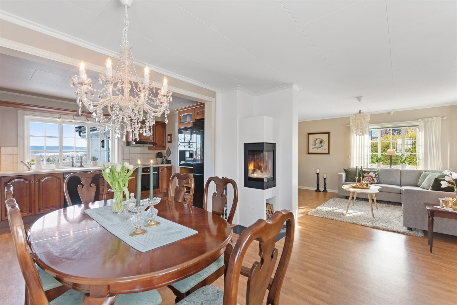 Åpen løsning, med lysinnslipp fra 3 sider. Den dekorative, moderne peisovnen med 2-sidig glass kan ses fra både sofakroken og spisebordet. Galleribilde
