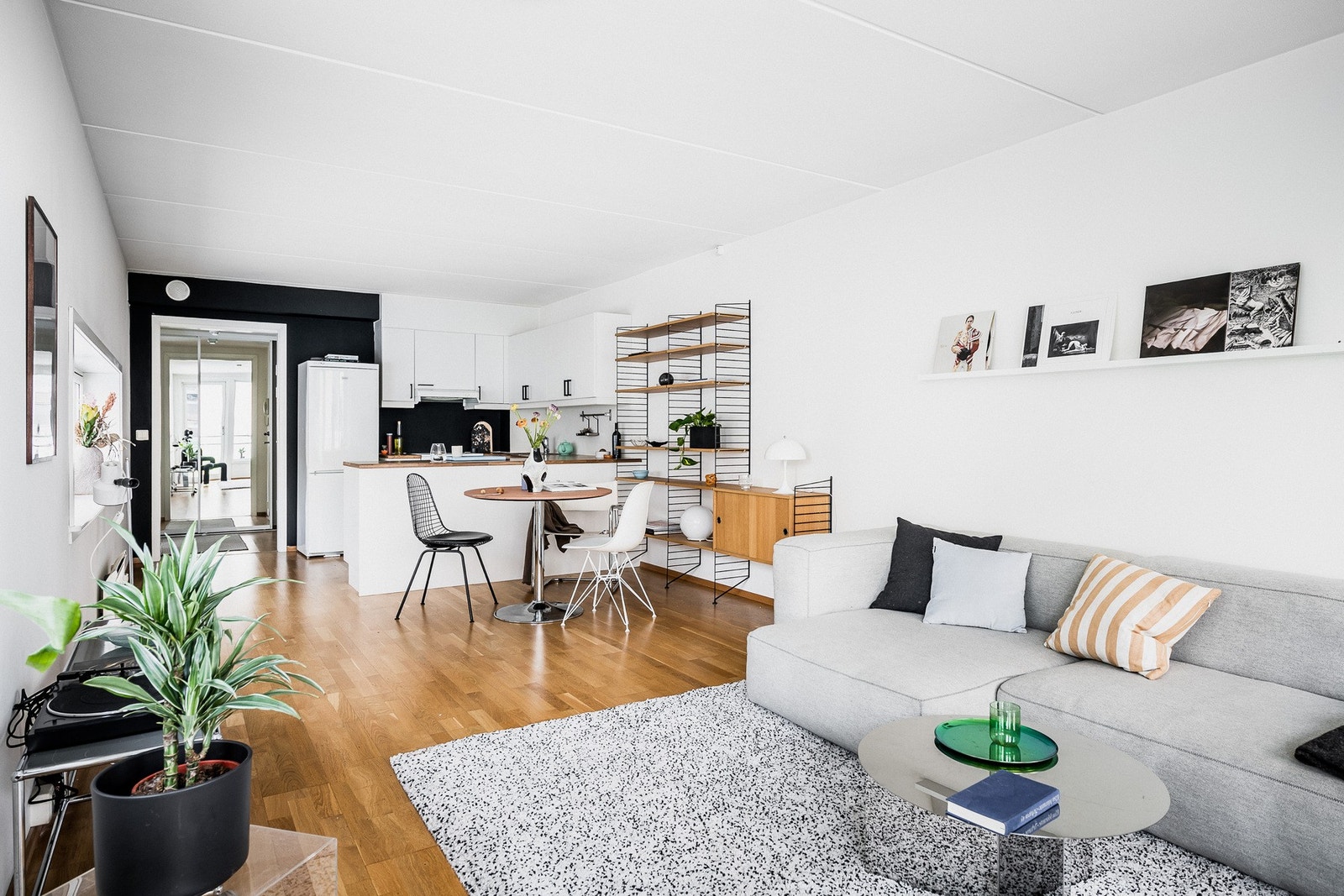 Lys og romslig sosial sone. Galleribilde